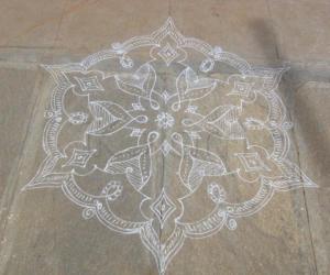 white/Kaavi podikolam