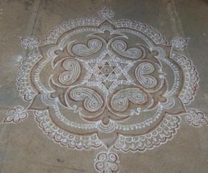 Designer kolam with white/kaavi kolapodi