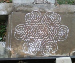 Rangoli: kombhu kolam