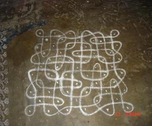 sikku kolam as a border for a big kolam