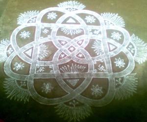 Rangoli: Kuzhal Kolam 