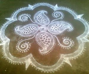 Rangoli: Kuzhal Kolam