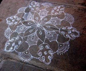 Old kolam with kolapodi