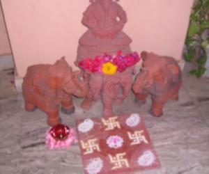 small swastik kolam.