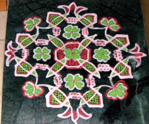 Green/ red clover kolam