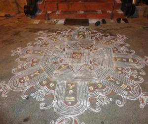 Rangoli: Thiruvathirai Kolam ( Looks like Sivalingham)