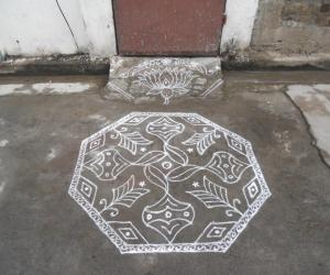 A simple kolam in white.