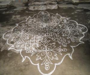 Chikku kolam with flower combined. Kolam in white.