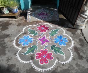 Flowers & leaves. Markazhi Kolam.