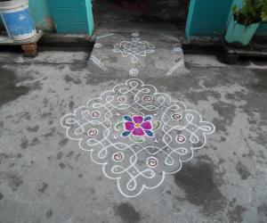 Chikku kolam with flower.