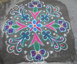 Rangoli: Dotted clover rangoli