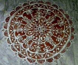 Inspirational Rangoli made for Margazhi with rice flour and kavi