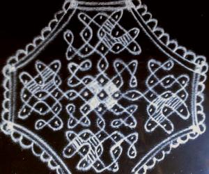 Chikku kolam in black and white combo. 11×3; 9×1; 5×2; 3×1 straight dots.