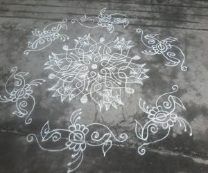 Rangoli: Chikku kolam with lotus