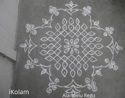 Rangoli: Chikku kolam with free lance border