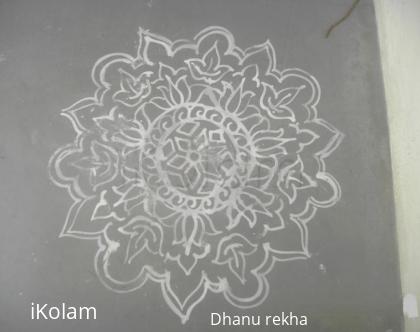 Rangoli: lotus kolam