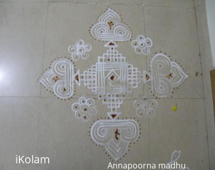 Rangoli: padi kolam.. copied from ikolam :)