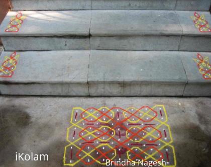 Rangoli: Josephine knot kolam - kolapodi version