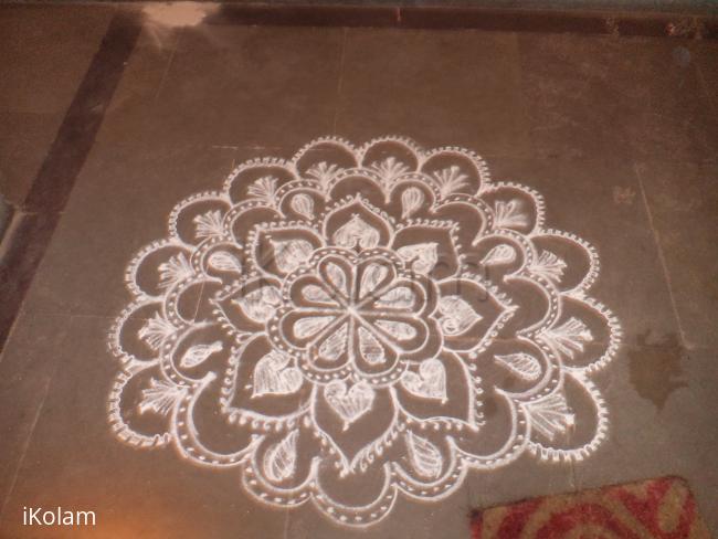 Margazhi rangoli - One of the ikolam members design,  hope I copied ok.