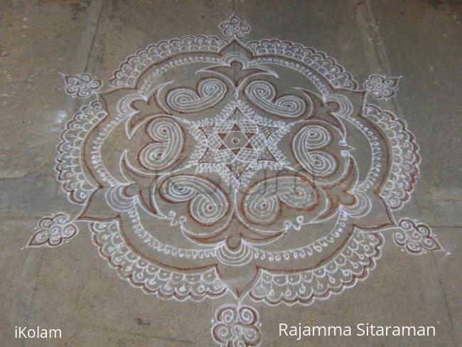 Rangoli: Designer kolam with white/kaavi kolapodi