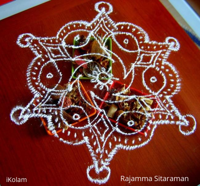 Rangoli: Kannaadykkolam