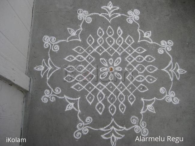 Rangoli: Chikku kolam with free lance border