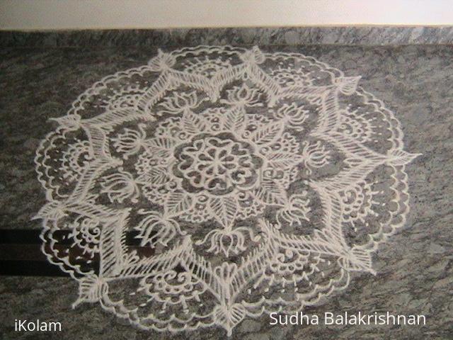 Rangoli: lotus kolam