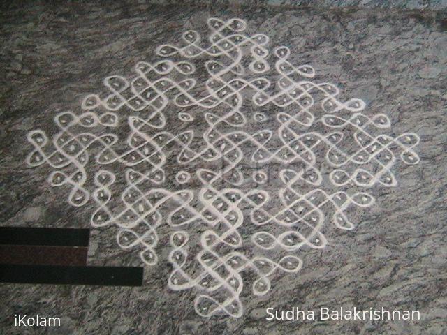 Rangoli: chiku kolam 