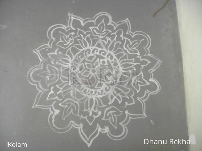 Rangoli: lotus kolam