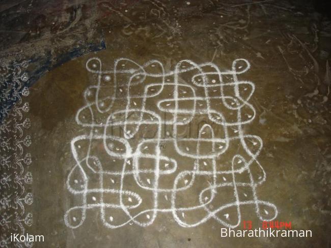 Rangoli: sikku kolam as a border for a big kolam