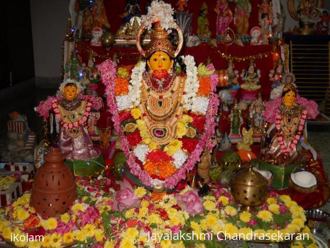 Rangoli: Navarathri 2010 - Amman Decoration(with flowers)