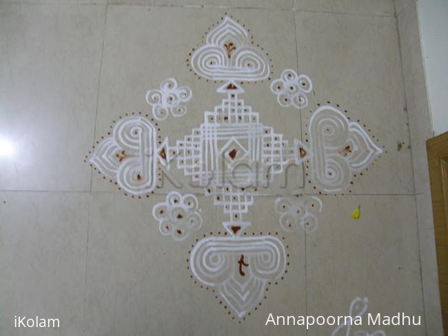 Rangoli: padi kolam.. copied from ikolam :)