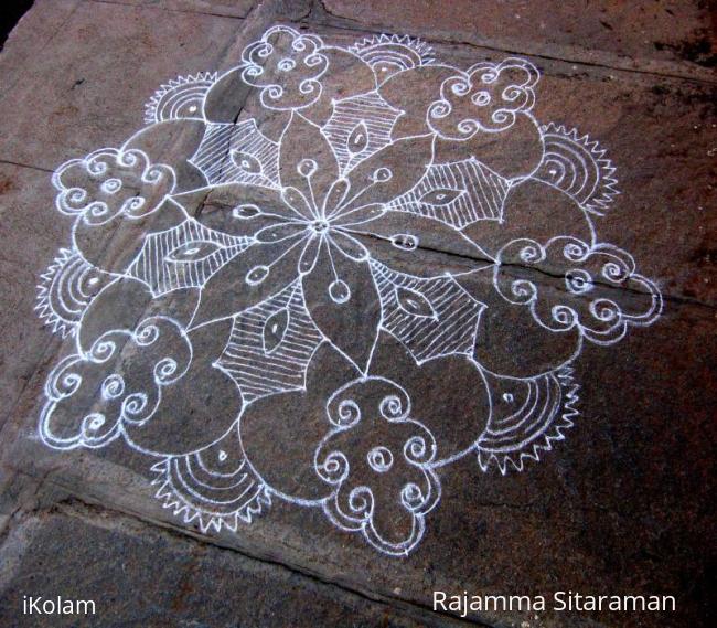 Rangoli: Old kolam with kolapodi