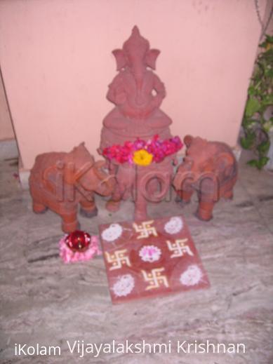 Rangoli: small swastik kolam.