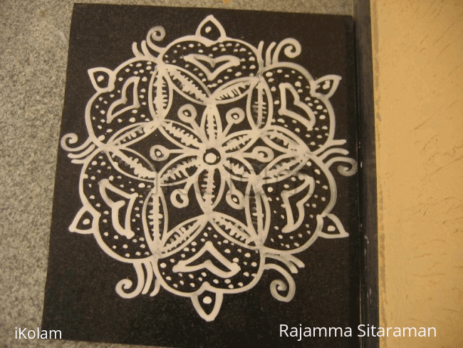 Rangoli: Simple wet maavu kolam