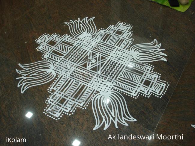 Rangoli: simple padikolam