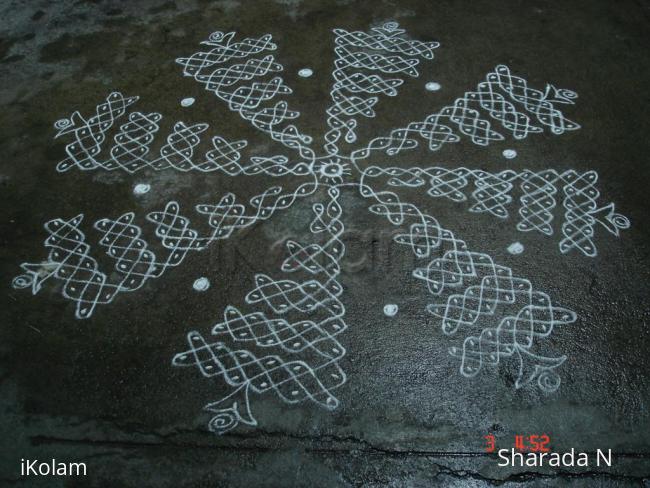 Rangoli: Dotted round chikku kolam