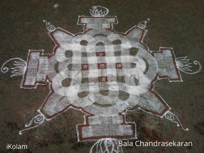 Rangoli: Navarathri 2012 Day 2 -Padi kolam