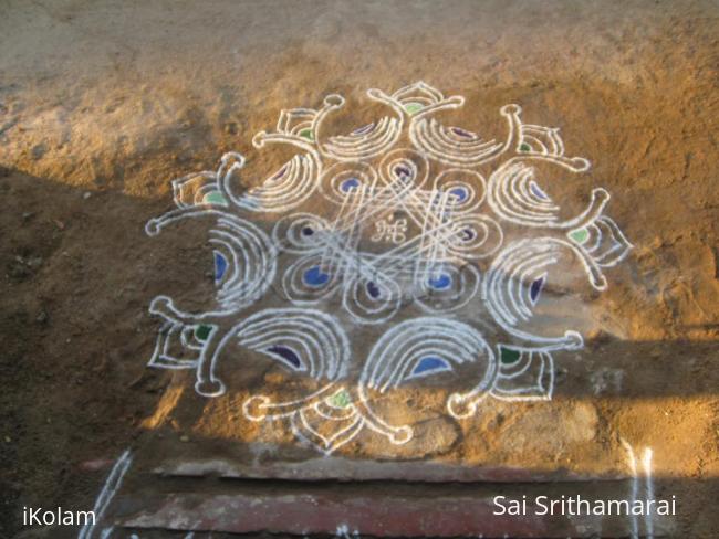 Rangoli: mirror kolam