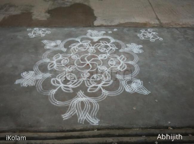 Rangoli: White roses