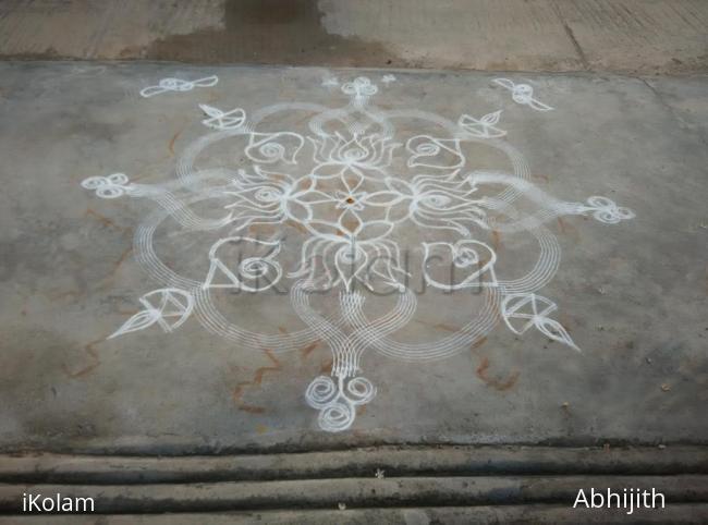 Rangoli: Sangu with lotus 