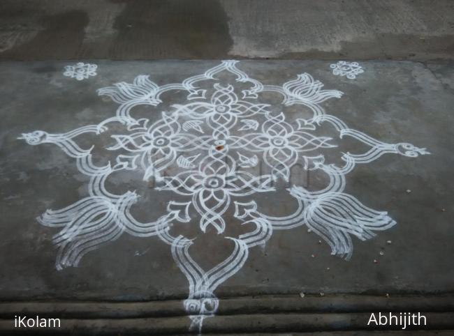 Rangoli: Flowers with diyas