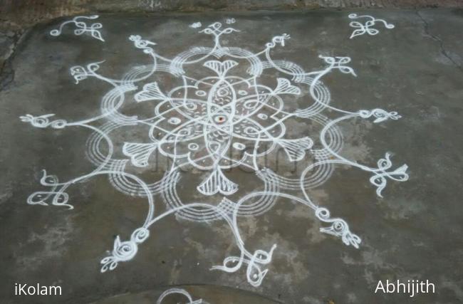 Rangoli: Fishes and birds in a chikku-kolam 