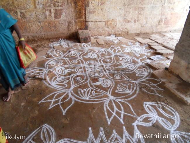 Rangoli: Sombodies kolam in Sreerangam temple. Trichy.