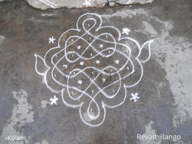 Rangoli: Small chikku kolams with 8 shape.