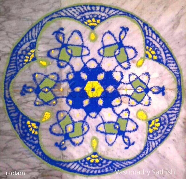 Rangoli: Chikku kolam with 9-5 interlaced dots