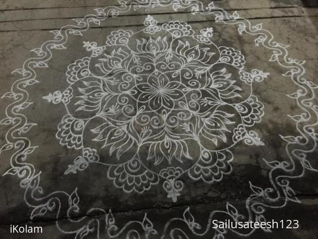 Rangoli: Circle kolam with lotus