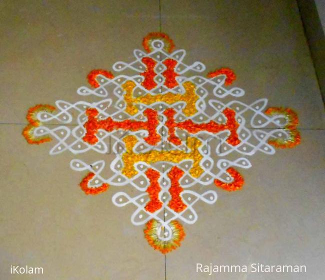 Rangoli: Orange/yellow maakkolam